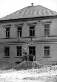 Bývalá budova školy, nyní sídlo obecního úřadu