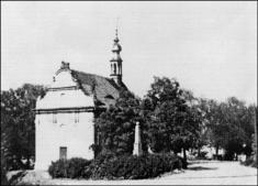 Kostel Povýšení sv.&nbsp;Kříže a&nbsp;pomník padlých v&nbsp;1. světové válce